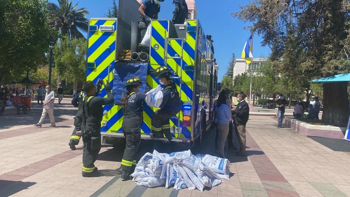 O'Higgins: Bomberos reciben donación de una tonelada de diatomeas para controlar el manejo de líquidos peligrosos