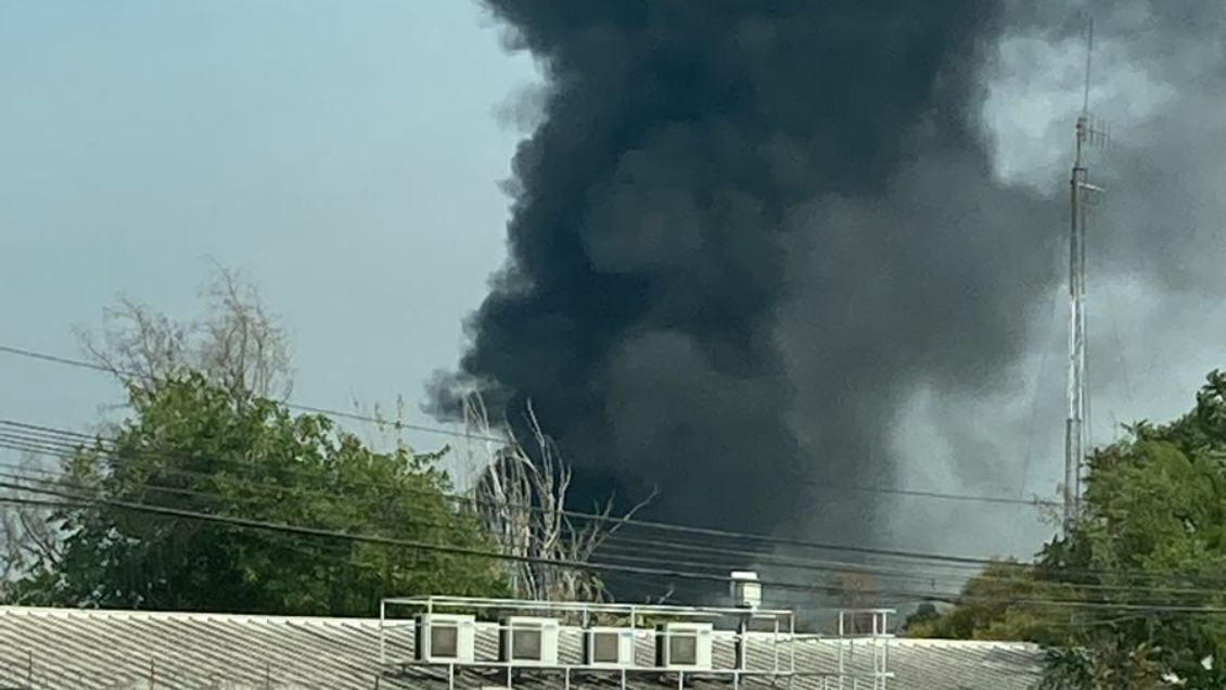 Bomberos controló incendio en fábrica de plásticos en San Miguel