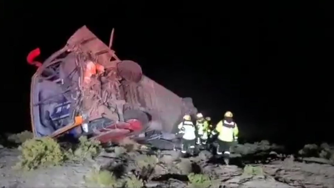 Una persona murió y otras 20 resultaron heridas tras choque entre bus y furgón en Tarapacá