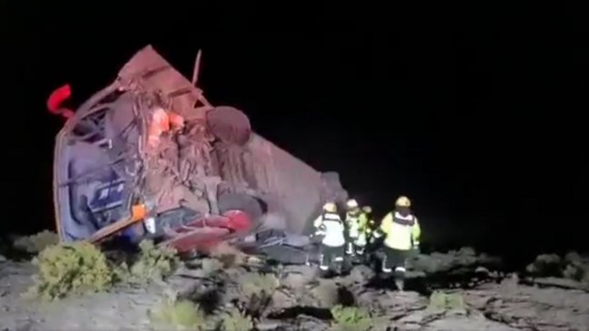 Una persona murió y otras 20 resultaron heridas tras choque entre bus y furgón en Tarapacá