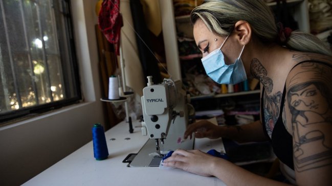 De defender el oficio textil en el estallido social a tejer la banda de Boric