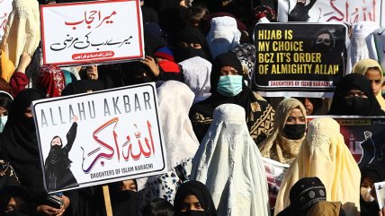  Pakistaníes protestan en apoyo a niña musulmana por defender el hiyab  