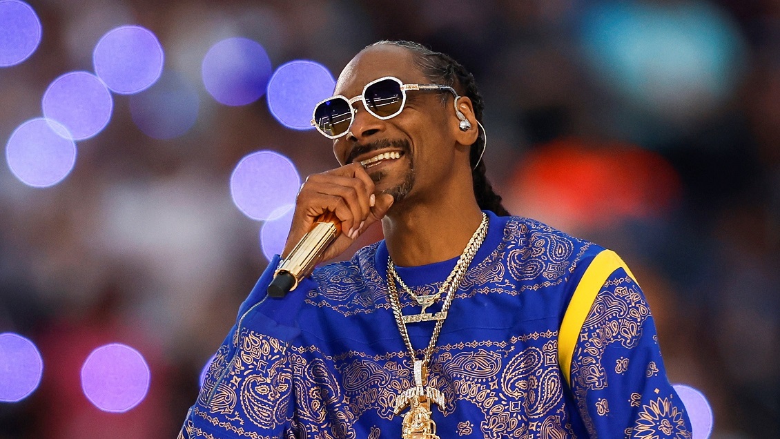 Snoop Dogg fue captado fumando marihuana justo antes de su show en el Super Bowl