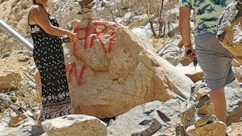 Pareja fue sorprendida rayando petroglifos en los cerros del Valle del Elqui