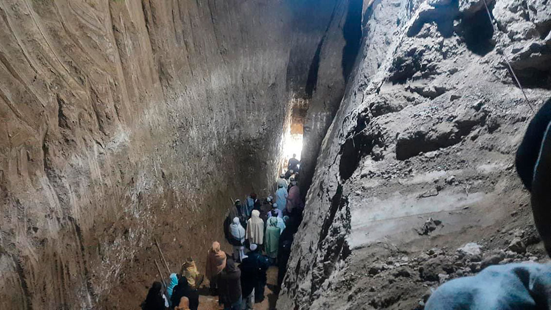 Afganistán trabaja contra reloj para rescatar a un niño de seis años atrapado en un pozo
