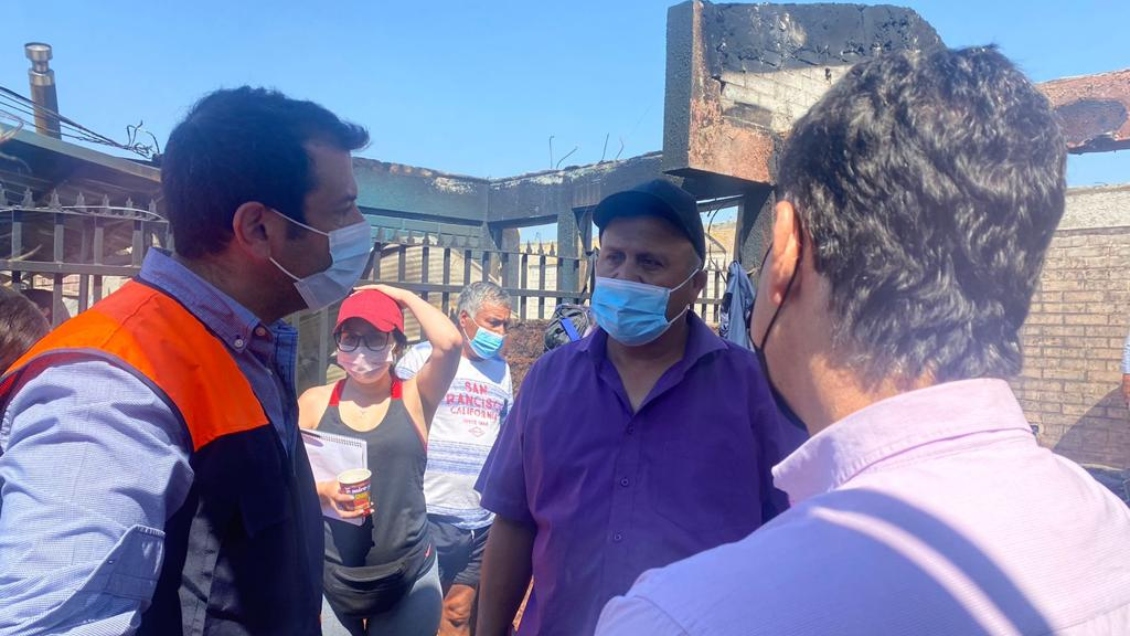 Gobierno compromete bonos para damnificados de gigantesco incendio en San Fernando