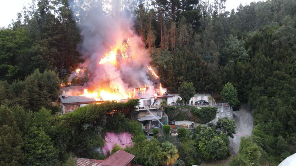 Siniestro afectó una vivienda en San Pedro de la Paz y derivó en un incendio forestal