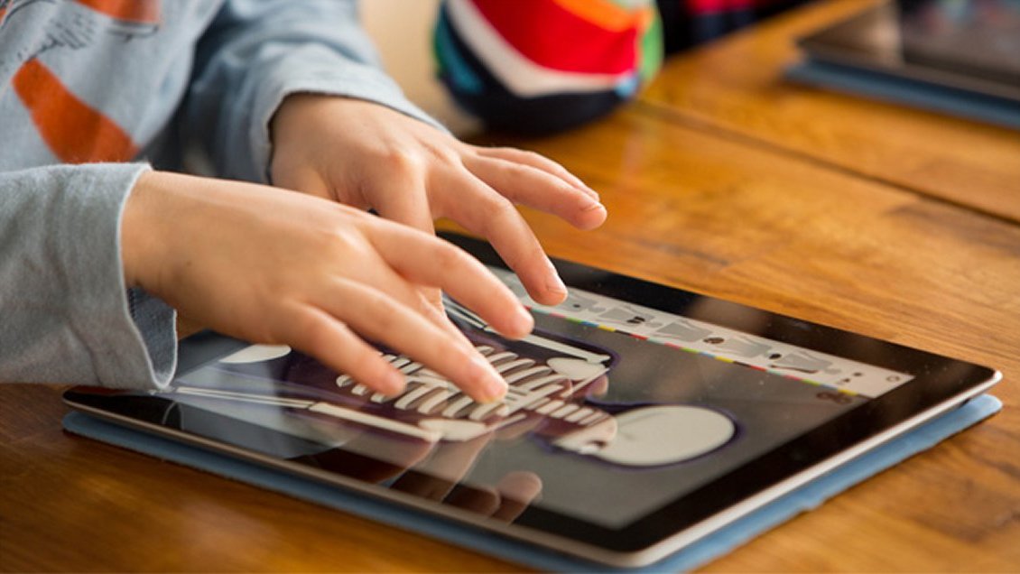 Al intentar que sus hijos ocuparan menos la tablet, hombre dejó todo un poblado francés sin internet