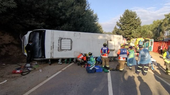Bus con pasajeros volcó en el sector de Puente 2 en camino a Florida