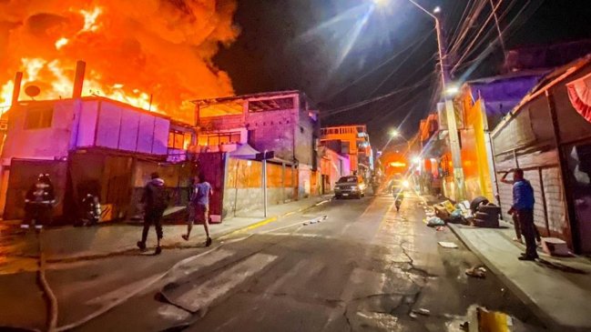 Incendio destruyó cuatro viviendas en Iquique y dejó más de 30 damnificados