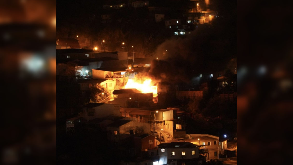 Una mujer fallecida y una casa destruida dejó incendio en cerro Merced de Valparaíso