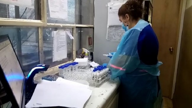 Hospital de Linares duplicó personal en laboratorio para subsanar retrasos en resultados PCR