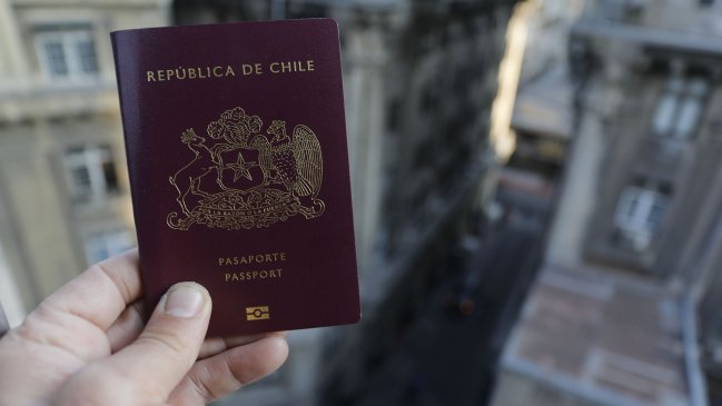  Atención: Este martes baja el precio del pasaporte chileno  