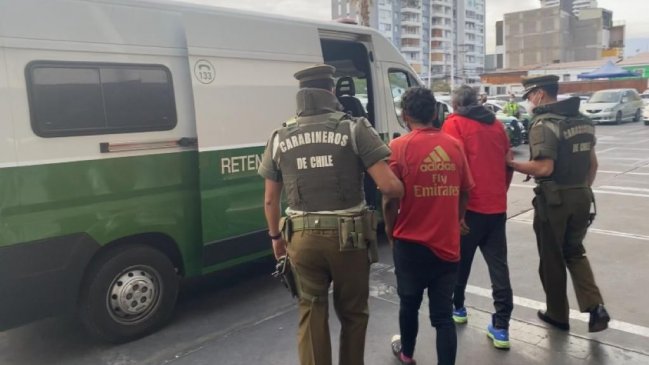 Sujetos fueron detenidos cuando robaban artículos desde un local comercial en Iquique