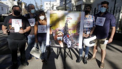   Con afiche de Pamela Jiles, manifestantes piden el quinto retiro en 