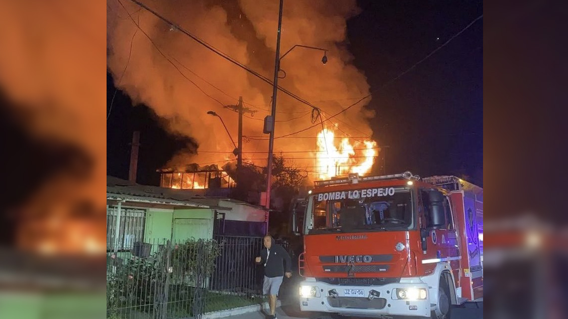 Incendio consumió varios inmuebles en Lo Espejo
