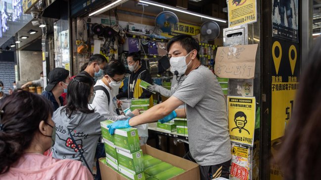 Éxodo en Hong Kong por las restricciones para frenar su peor oleada de covid