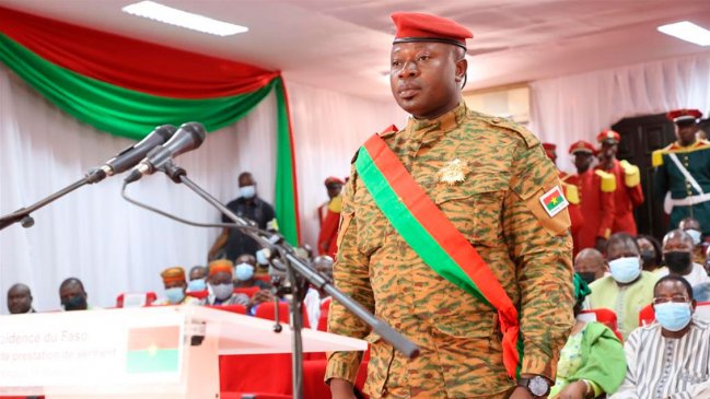 Junta golpista de Burkina Faso aprueba una transición de tres años
