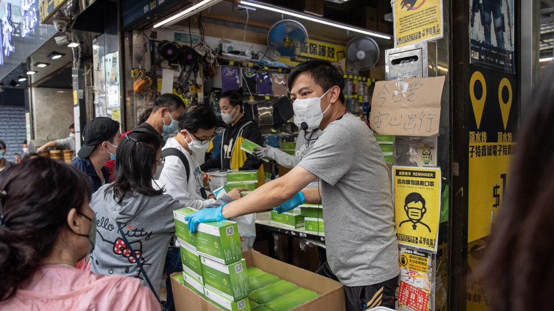 Éxodo en Hong Kong por las restricciones para frenar su peor oleada de covid