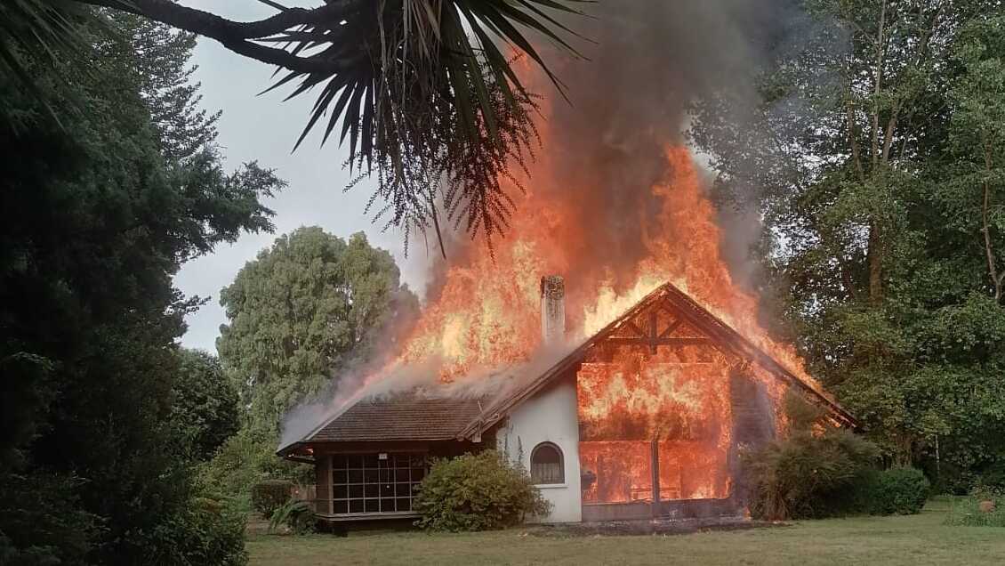 Incendio afecta a predio de la familia Luchsinger en ruta Cajón-Vilcún: Se investiga intencionalidad