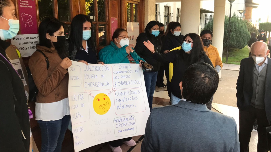 Comunidad escolar de Cañete protestó en municipio: Tras atentado en 2020, aún no hay reconstrucción