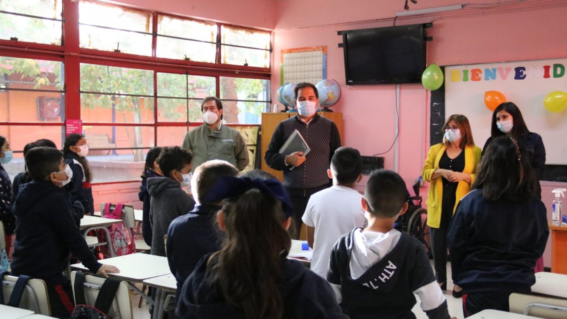 Municipio de Machalí aprueba recursos para entrega de útiles escolares a alumnos de la zona
