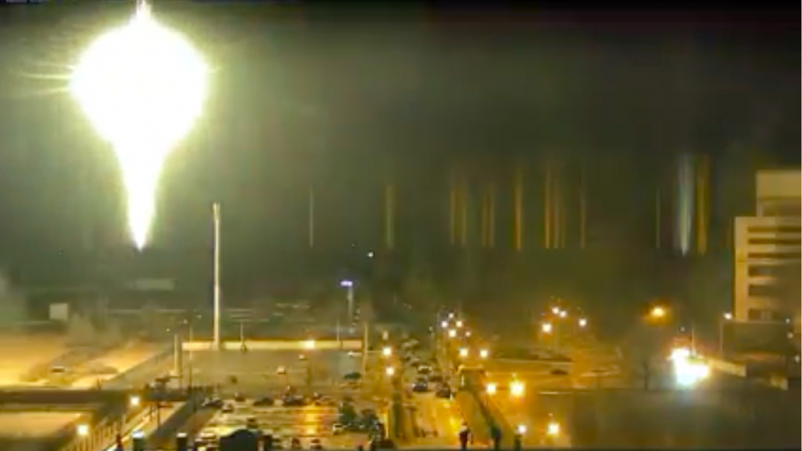 Rusia atacó con artillería y ocupó la central nuclear ucraniana de Zaporiyia, la mayor de Europa