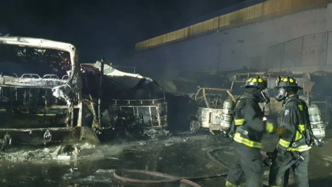 Incendio en terminal consumió tres buses en Antofagasta