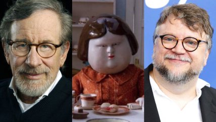   Del Toro y Spielberg posaron con la figura del corto 