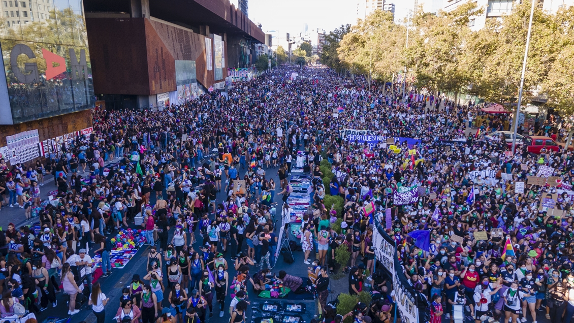 Miles de chilenas salieron en masa para conmemorar el Día Internacional de la Mujer