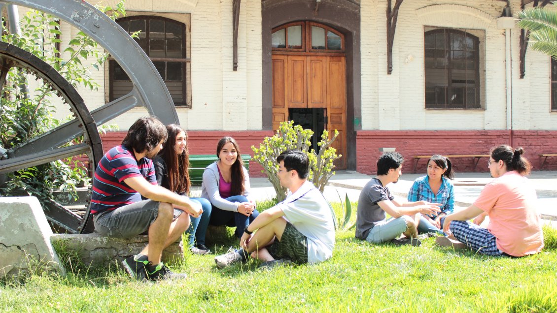 Más de un millón de universitarios se alistan para volver a clases presenciales