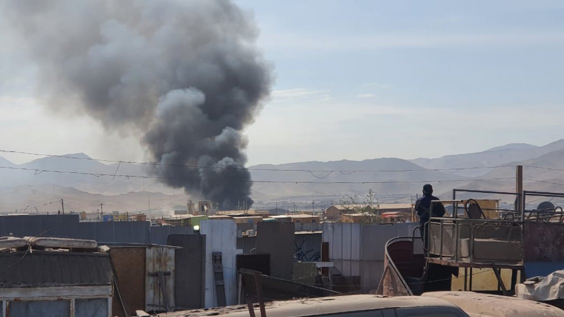 Incendio arrasó con viviendas de una toma en Alto Hospicio