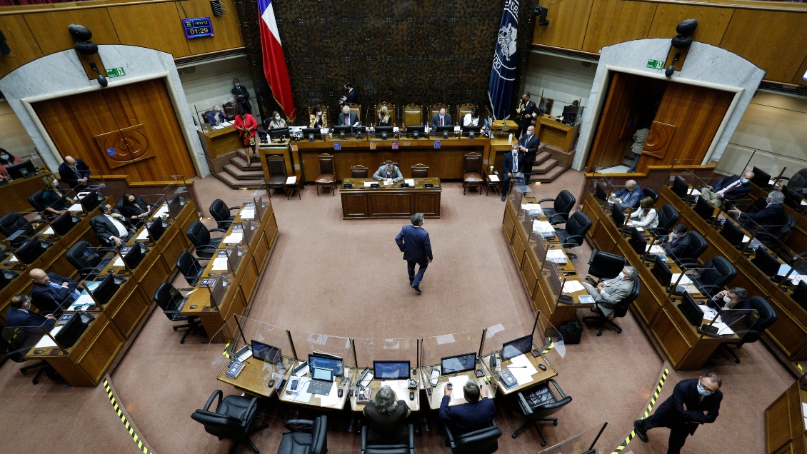 A un día del cambio de mando, aún no se sabe quién le pondrá la banda a Gabriel Boric