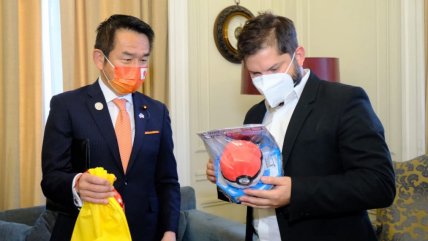   Ministro japonés le regaló a Boric su pokemón favorito 