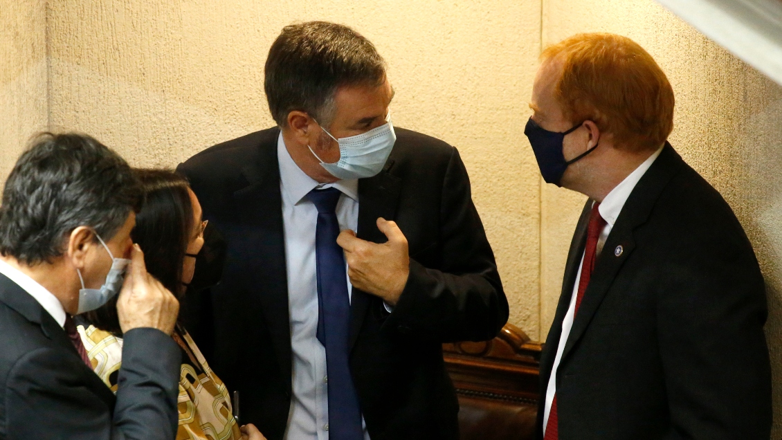 Voces de Renovación Nacional se suman a dejar Chile Vamos tras negociaciones por la presidencia del Senado