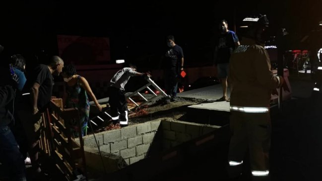 Voluntarios de Bomberos rescataron a hombre que cayó en pozo de construcción en Antofagasta