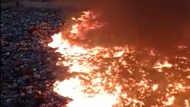 Gigantesco incendio azota a ex vertedero El Boro de Alto Hospicio