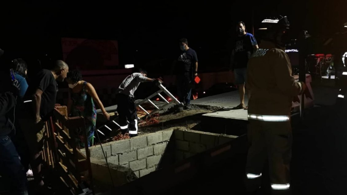 Voluntarios de Bomberos rescataron a hombre que cayó en pozo de construcción en Antofagasta