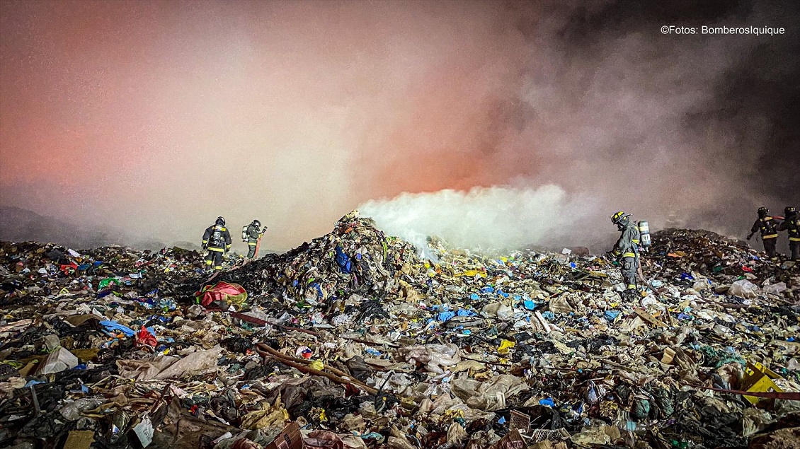 Municipio de Iquique interpondrá querella criminal por incendio en ex vertedero El Boro de Alto Hospicio