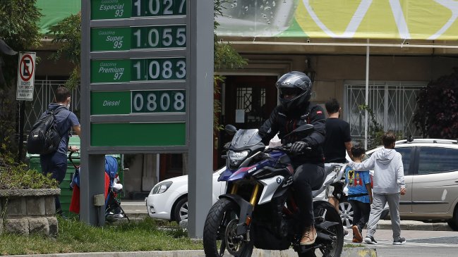 Diputados de RN piden al Gobierno eliminar impuesto específico a los combustibles por un año