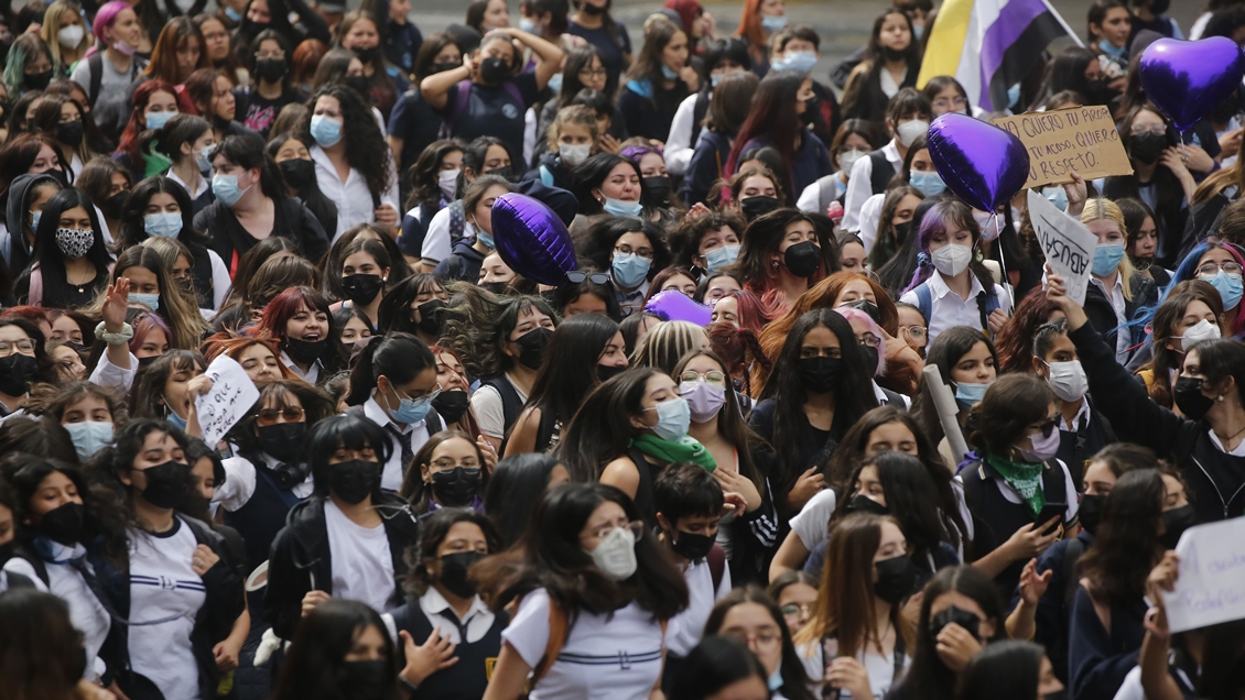 Secundarias de Santiago y Providencia marcharon por denuncias de abuso y acoso sexual en los colegios