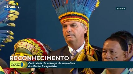   Bolsonaro usó un tocado de plumas en homenaje por sus políticas indígena 