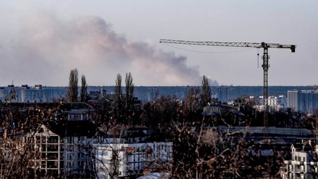 Ucrania denunció el bombardeo de una escuela con civiles dentro en Mariupol