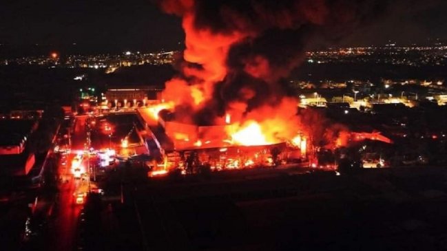 Incendio destruyó varios locales comerciales y viviendas de la población Mataquito de Curicó