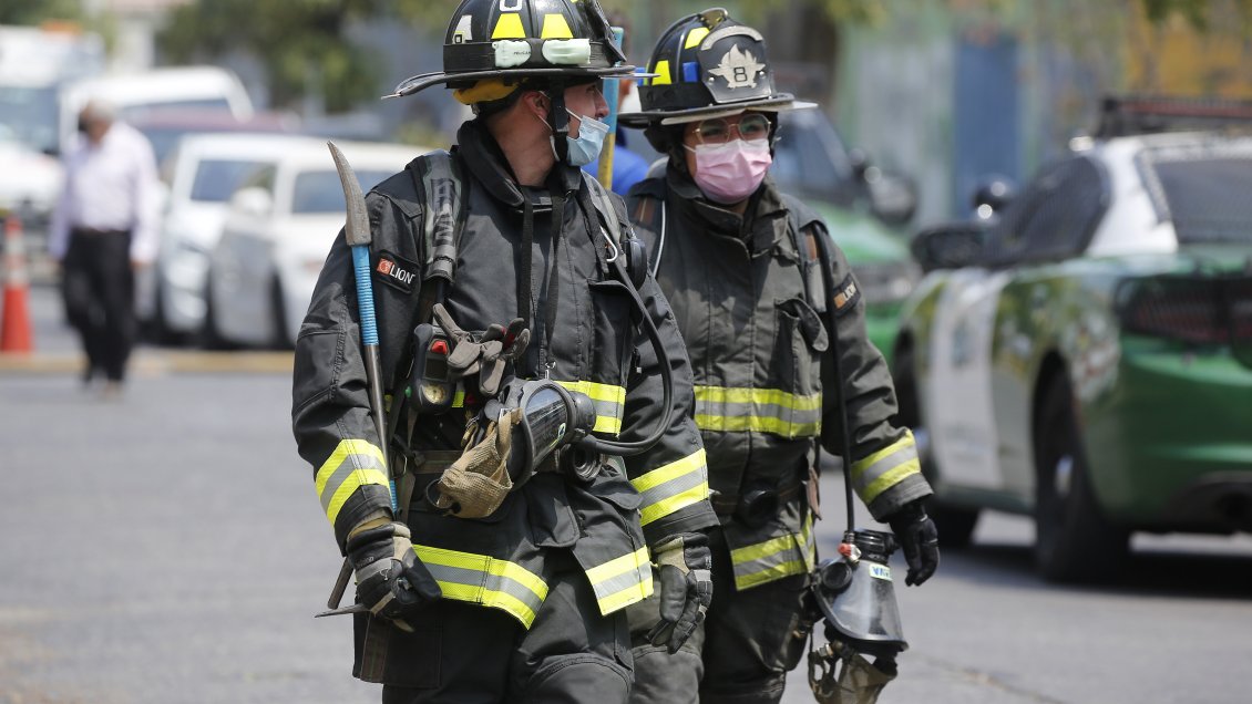 Dos bomberos fueron agredidos por familiares de hombre que chocó contra un poste