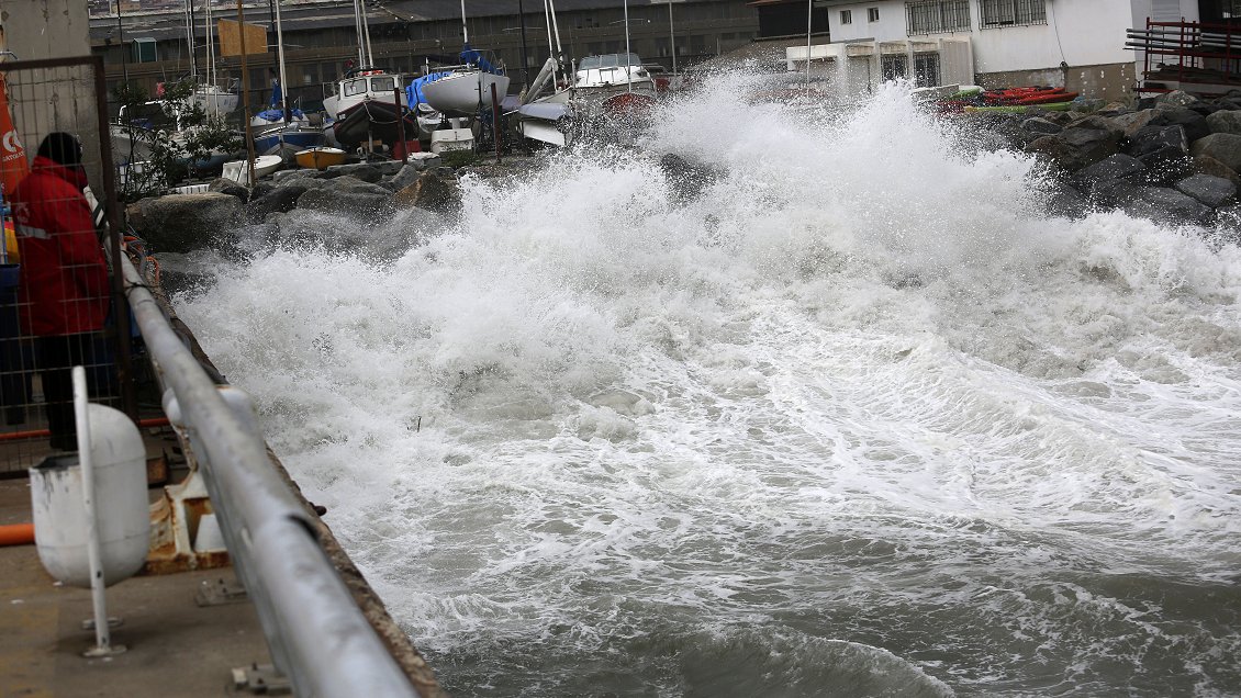 Marejadas desde este martes entre Arica y Aysén