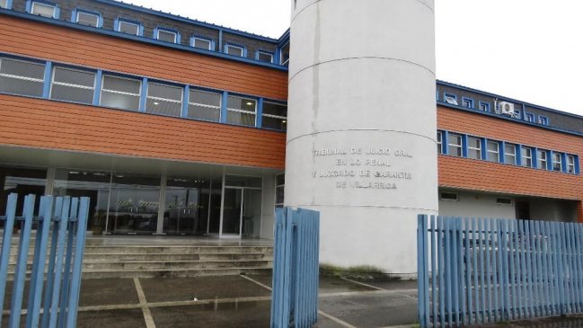 Liceanos acusados de apuñalar a compañero quedaron libres, sujetos a vigilancia