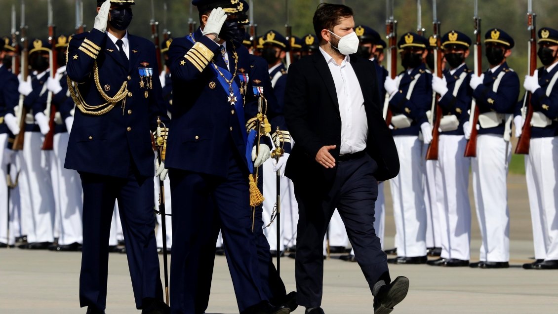 Ex comandante en jefe de la FACh hizo cruda comparación entre Piñera y Boric