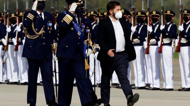 Ex comandante en jefe de la FACh hizo cruda comparación entre Piñera y Boric