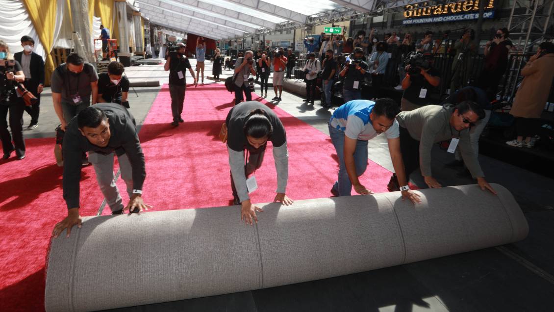 Simbólico: Hollywood despliega la alfombra roja de los Premios Oscar después de dos años